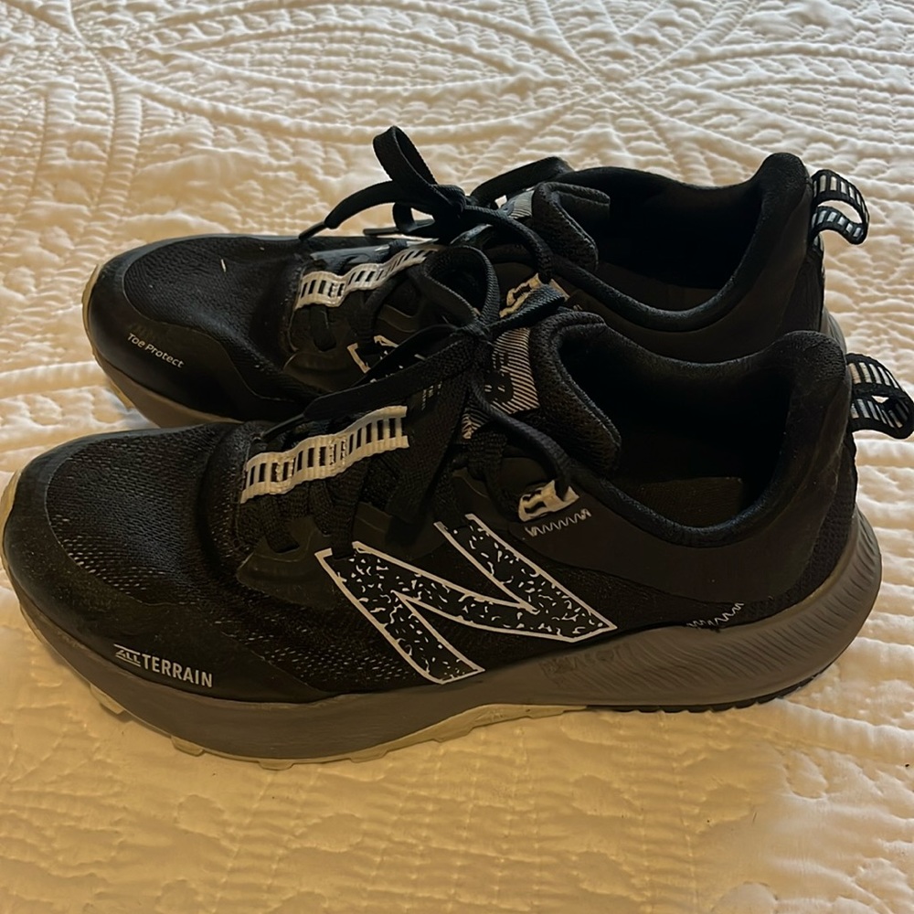 Women’s all terrain, new balance, tennis shoes in good conditions, size 8 1/2